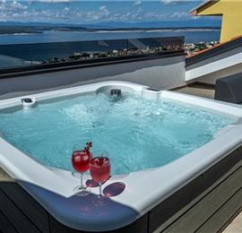 4 bedroom villa with infinity pool and sea views in Crikvencia, Rijeka, sleeps 8